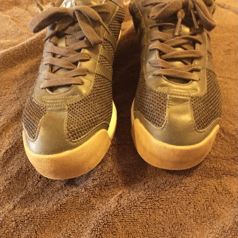 Shoes - Picture 3 of 4